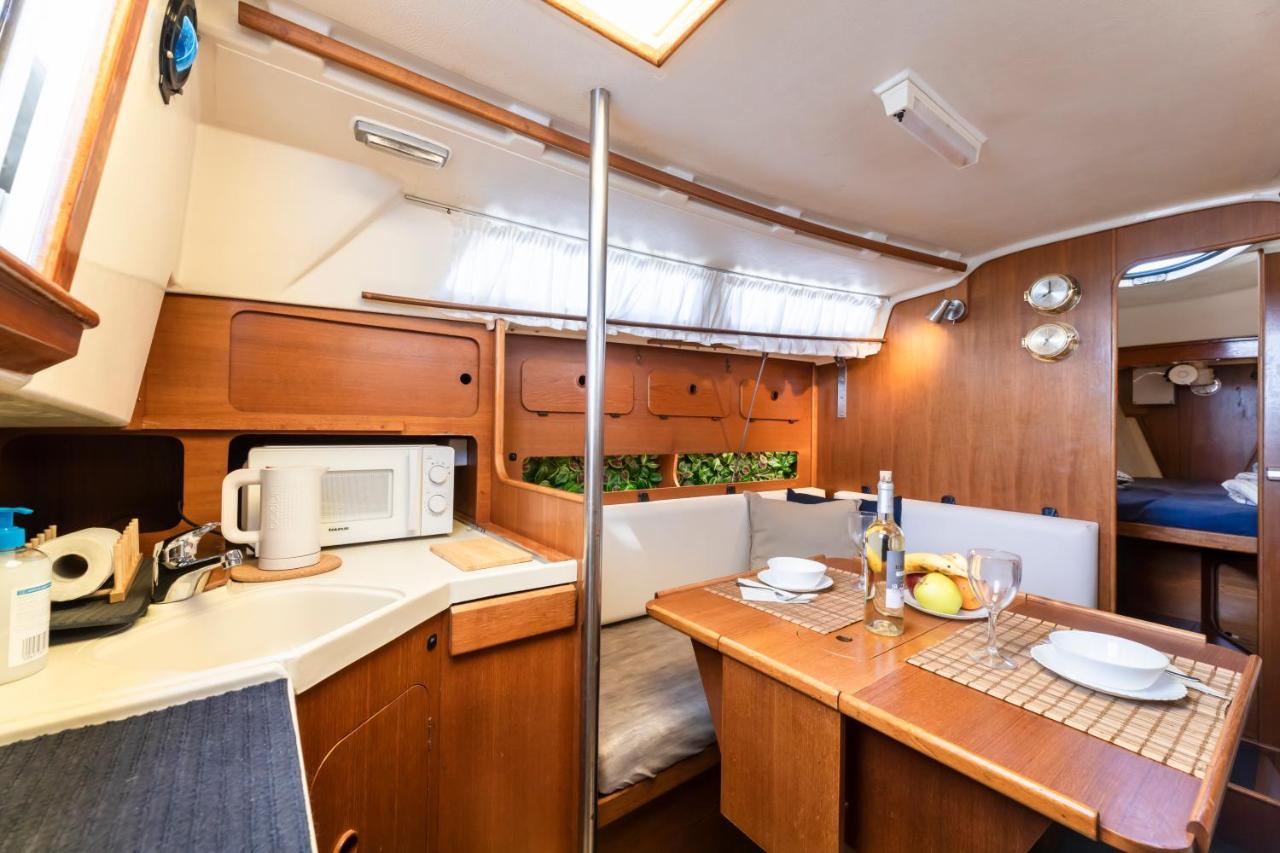 Seaside Chill-Out Stay On A Sail Yacht ปูแอร์โตกาเลโร ภายนอก รูปภาพ
